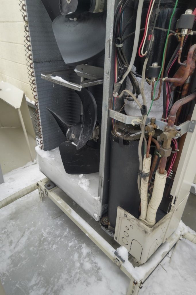北海道北広島市　業務用エアコン修理工事　エアコン凍結による室外機不動修理作業
